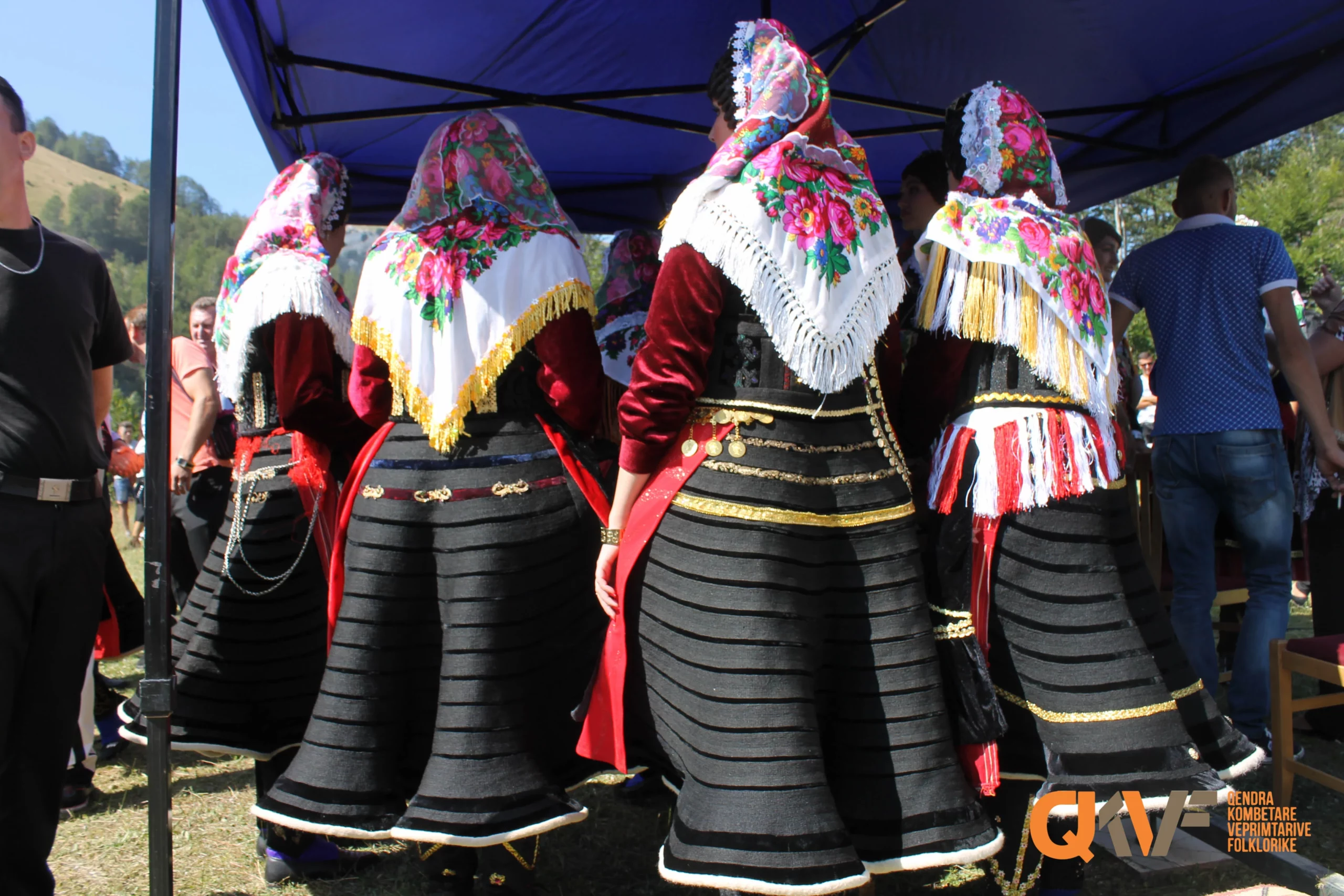 Girls dressed in Xhubleta